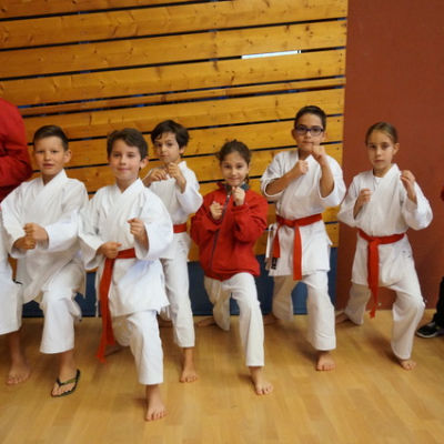 8 karatekas en championnat kata